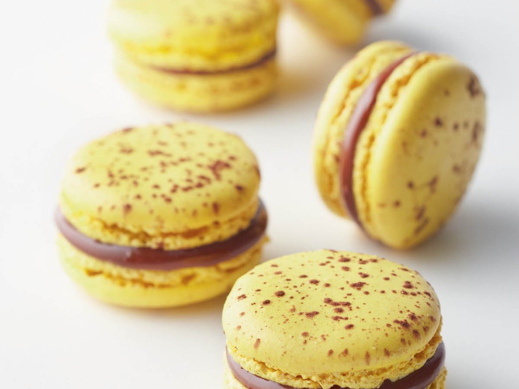 макаруны "шоколад и апельсин". макаронс в шоколаде. оранжевые макаронс. апельсиновый ганаш для макаронс.